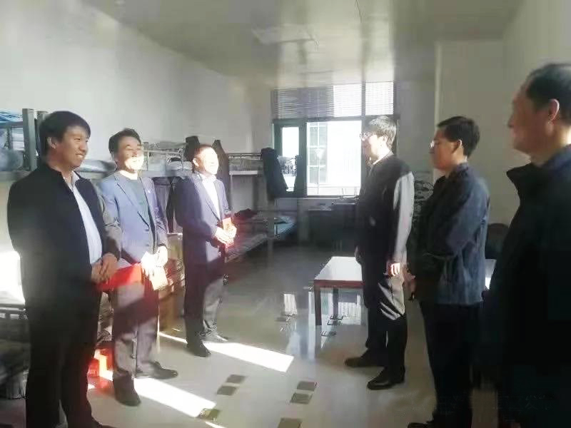 工業(yè)園區(qū)管委會(huì)、泓源公司慰問(wèn)園區(qū)機(jī)關(guān)保安門(mén)衛(wèi)等一線人員(圖2)