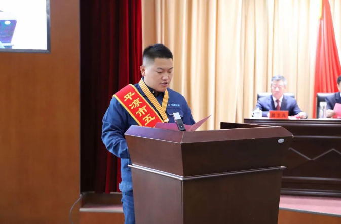 喜報(bào)！市產(chǎn)投集團(tuán)員工楊李榮獲2022年平?jīng)鍪形逡粍趧?dòng)獎(jiǎng)?wù)?圖2)